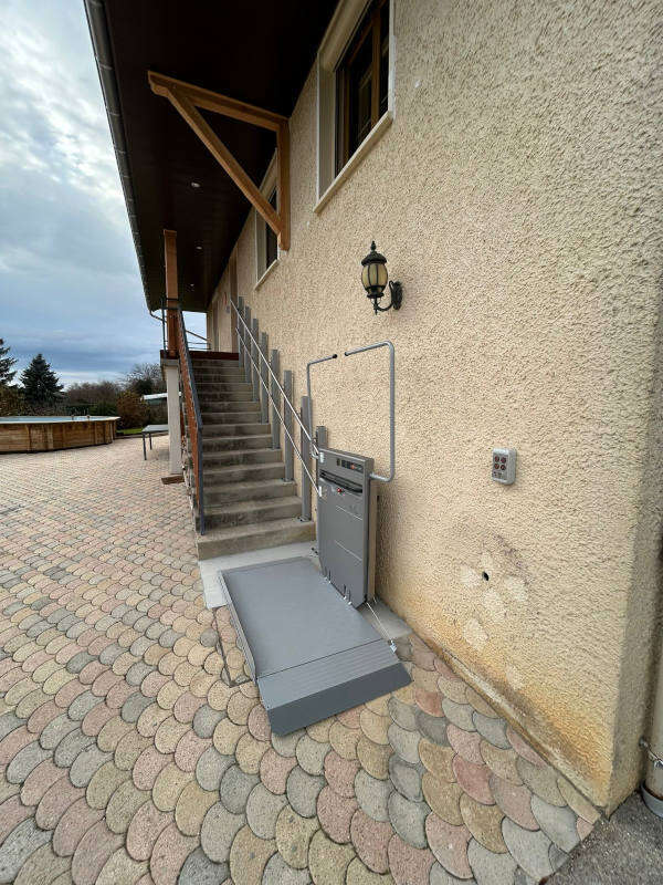 Photo de la référence Plateforme monte escalier inclinée à GILLONAY (38260)