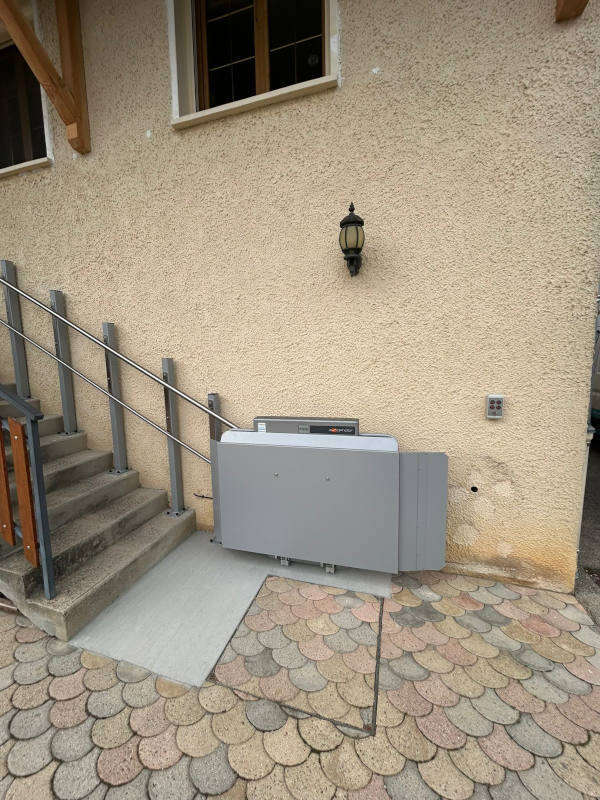 Photo de la référence Plateforme monte escalier inclinée à GILLONAY (38260)