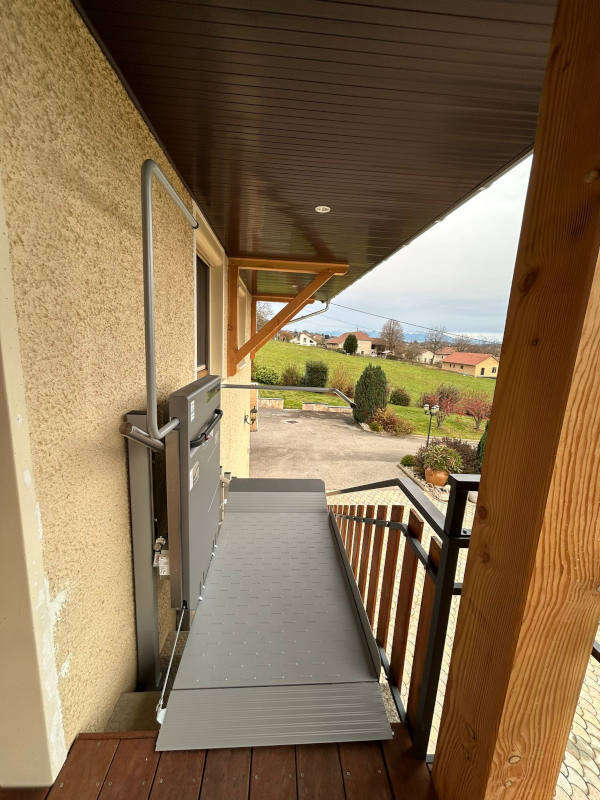 Photo de la référence Plateforme monte escalier inclinée à GILLONAY (38260)