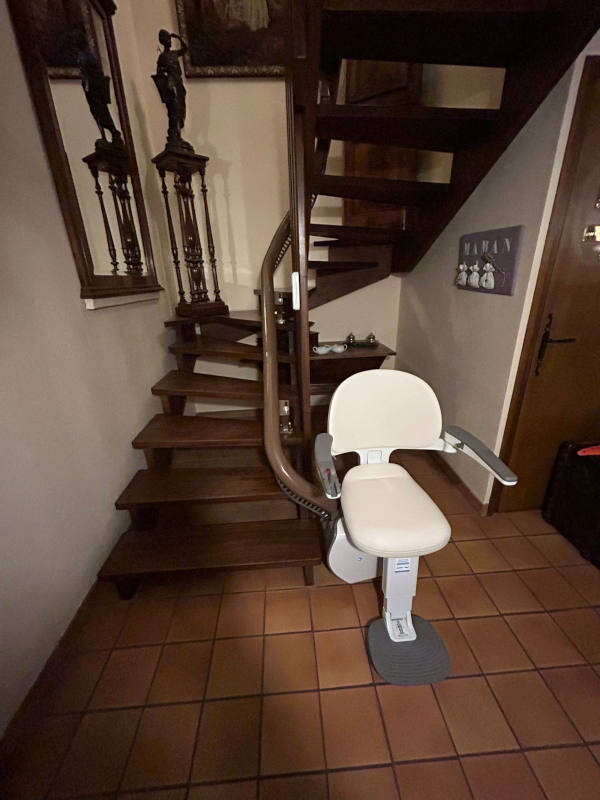 Photo de la référence La chaise qui s'adapte à l'environnement à BOURG-LES-VALENCE (26500)