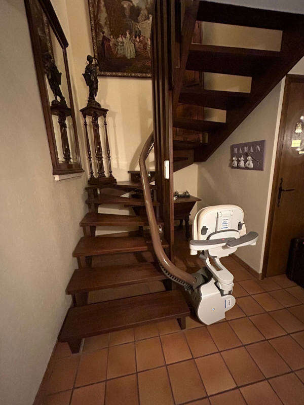 Photo de la référence La chaise qui s'adapte à l'environnement à BOURG-LES-VALENCE (26500)