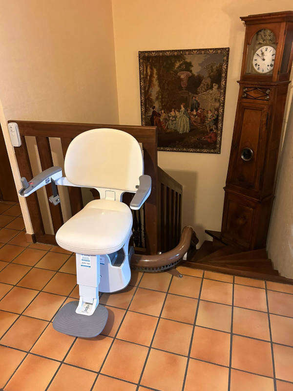 Photo de la référence La chaise qui s'adapte à l'environnement à BOURG-LES-VALENCE (26500)