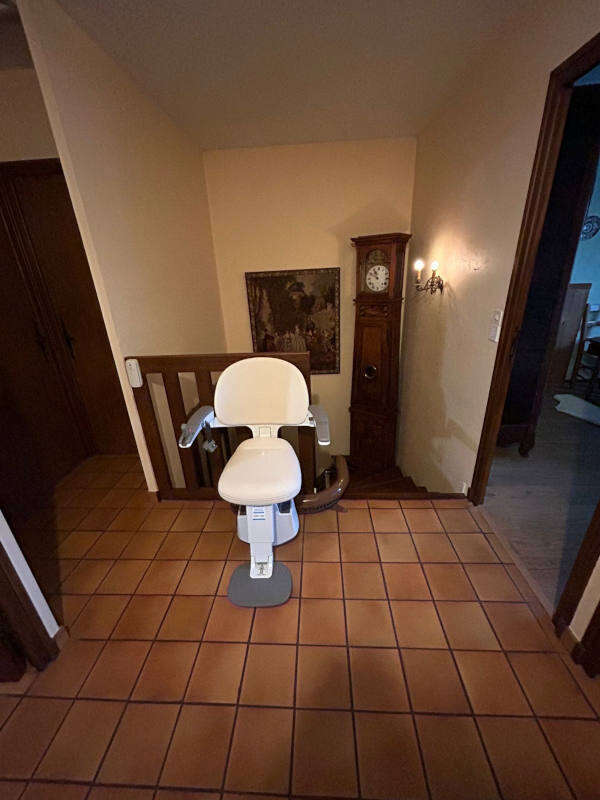 Photo de la référence La chaise qui s'adapte à l'environnement à BOURG-LES-VALENCE (26500)