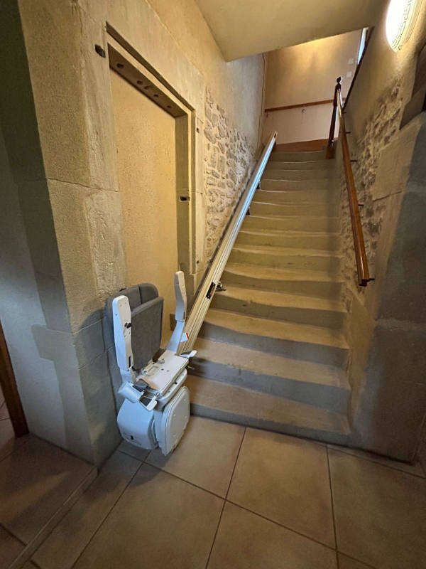 Photo de la référence Chaise escalier droit à CREPOL (26350)