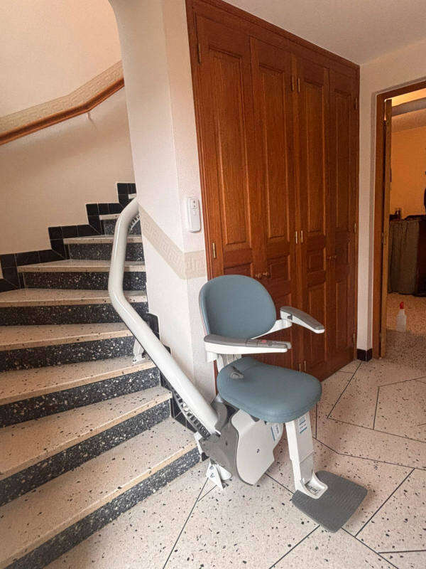 Photo de la référence Chaise monte-escalier tournante sur-mesure à GUILHERAND-GRANGES (07500)