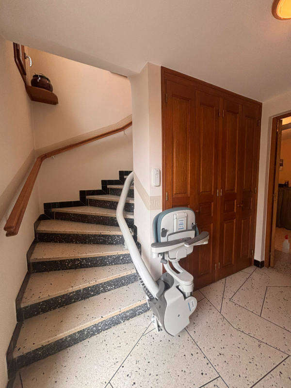 Photo de la référence Chaise monte-escalier tournante sur-mesure à GUILHERAND-GRANGES (07500)