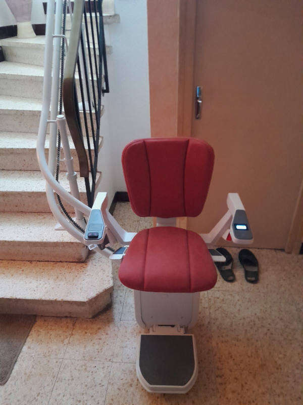 Photo de la référence Monte-personne - Escalier tournant à SAINT-FORTUNAT-SUR-EYRIEUX (07360)