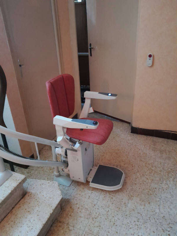 Photo de la référence Monte-personne - Escalier tournant à SAINT-FORTUNAT-SUR-EYRIEUX (07360)