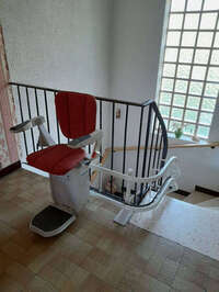 Vignette de la référence Monte-personne - Escalier tournant