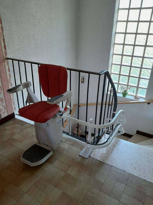 Photo de la référence Monte-personne - Escalier tournant à SAINT-FORTUNAT-SUR-EYRIEUX (07360)