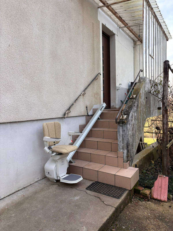Photo de la référence Chaise monte-escalier droite extérieure à SAINT-VERAND (38160)