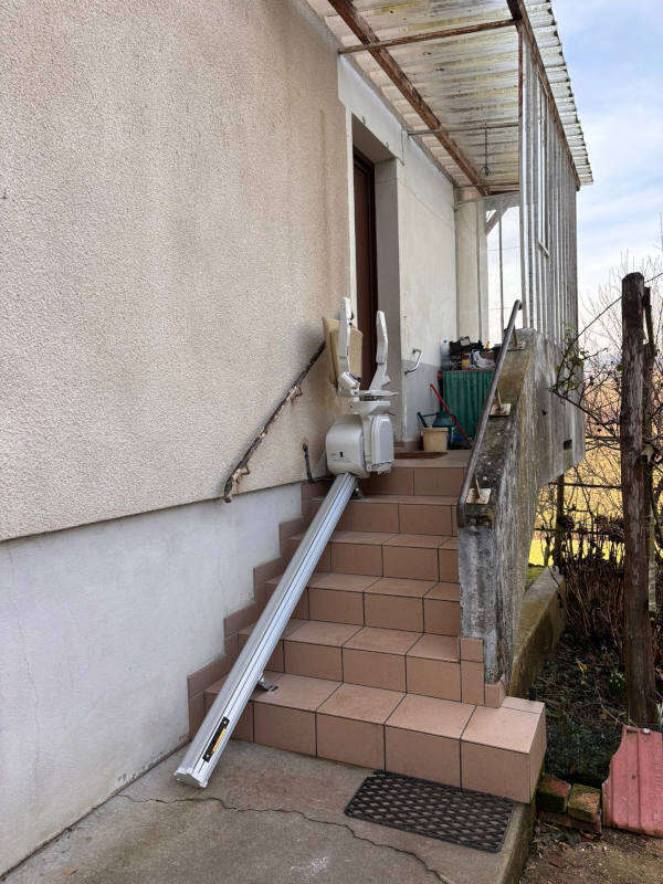 Photo de la référence Chaise monte-escalier droite extérieure à SAINT-VERAND (38160)