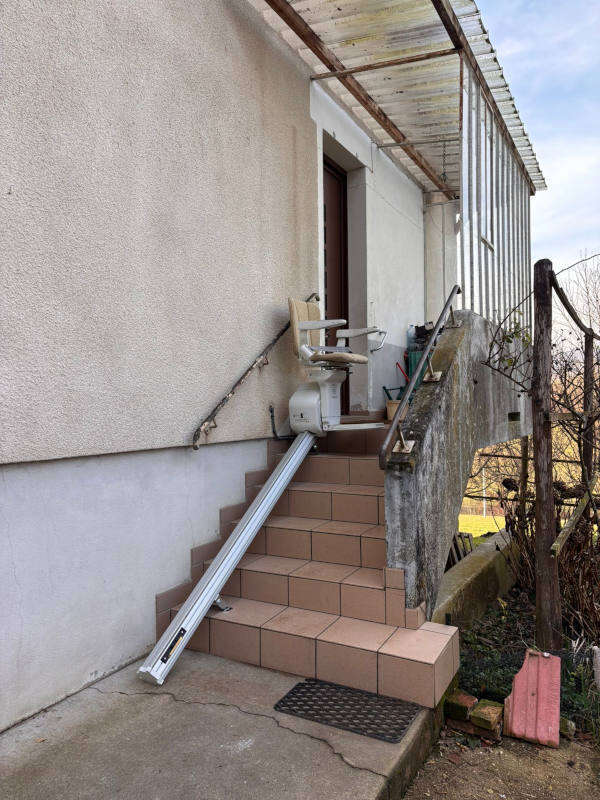 Photo de la référence Chaise monte-escalier droite extérieure à SAINT-VERAND (38160)