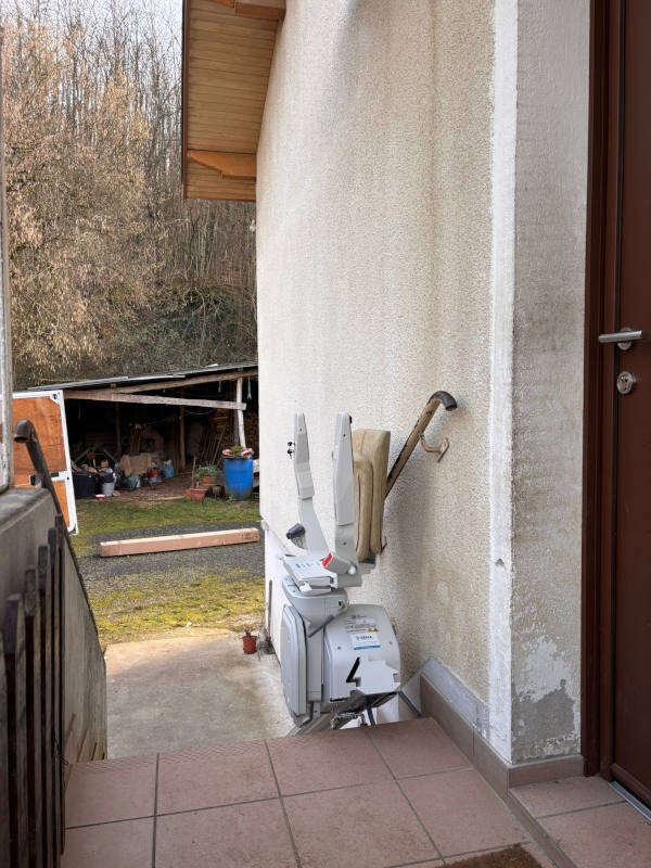 Photo de la référence Chaise monte-escalier droite extérieure à SAINT-VERAND (38160)