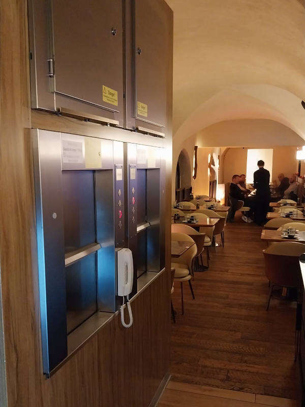 Photo de la référence 2 monte-plats dans un restaurant à LYON (69003)