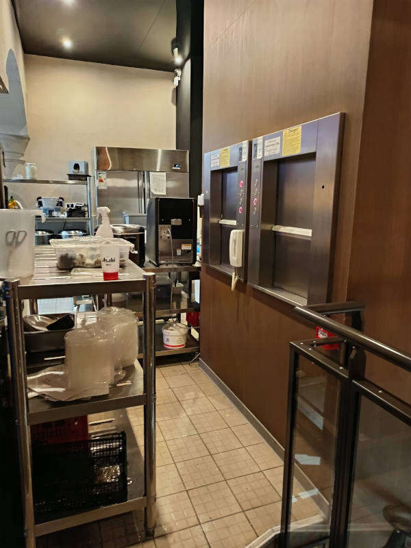 Photo de la référence 2 monte-plats dans un restaurant à LYON (69003)