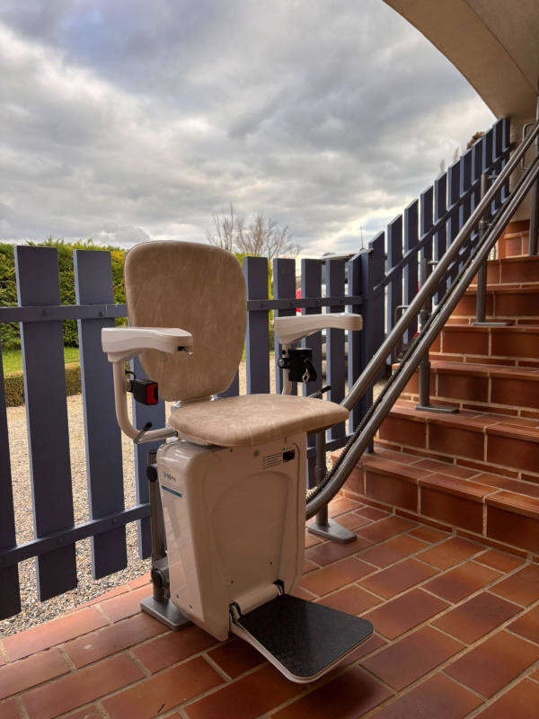 Photo de la référence Chaise monte-escalier extérieur à LIVRON-SUR-DROME (26250)