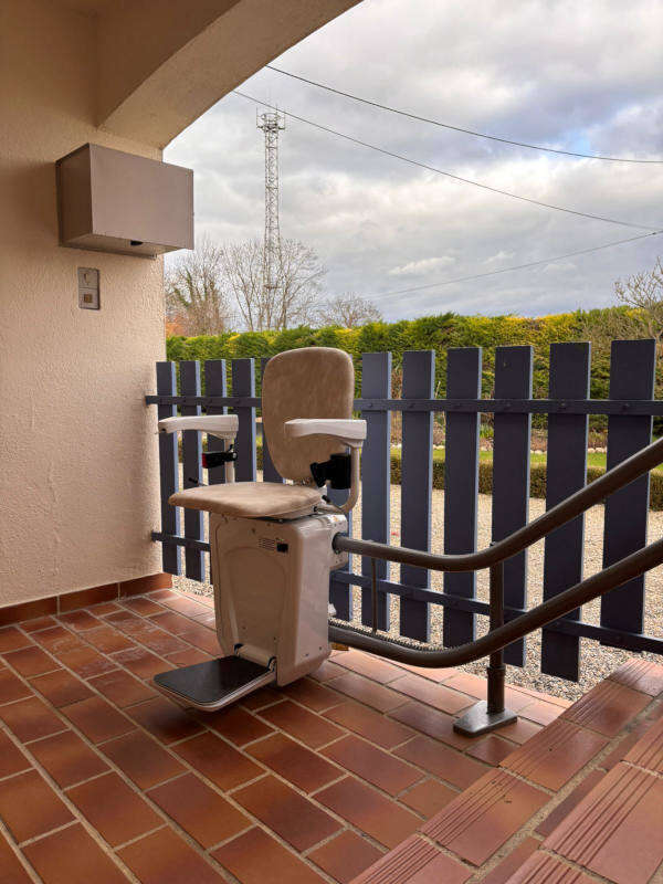 Photo de la référence Chaise monte-escalier extérieur à LIVRON-SUR-DROME (26250)