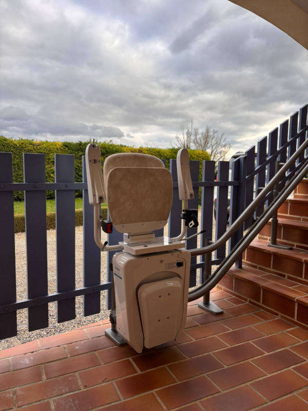 Photo de la référence Chaise monte-escalier extérieur à LIVRON-SUR-DROME (26250)