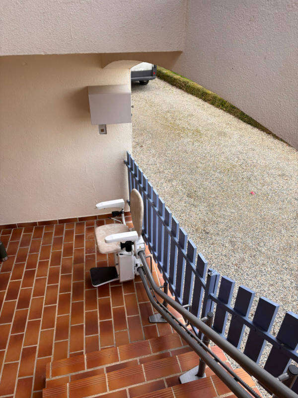 Photo de la référence Chaise monte-escalier extérieur à LIVRON-SUR-DROME (26250)