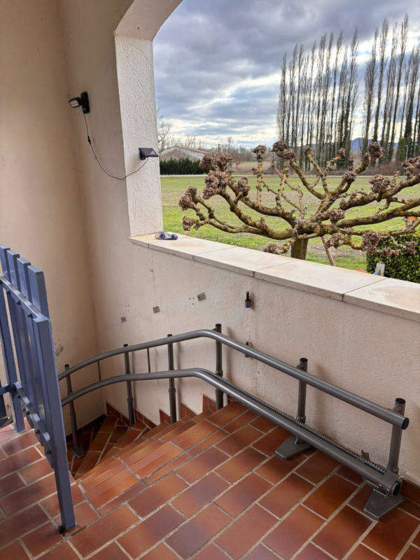 Photo de la référence Chaise monte-escalier extérieur à LIVRON-SUR-DROME (26250)