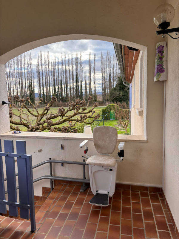 Photo de la référence Chaise monte-escalier extérieur à LIVRON-SUR-DROME (26250)