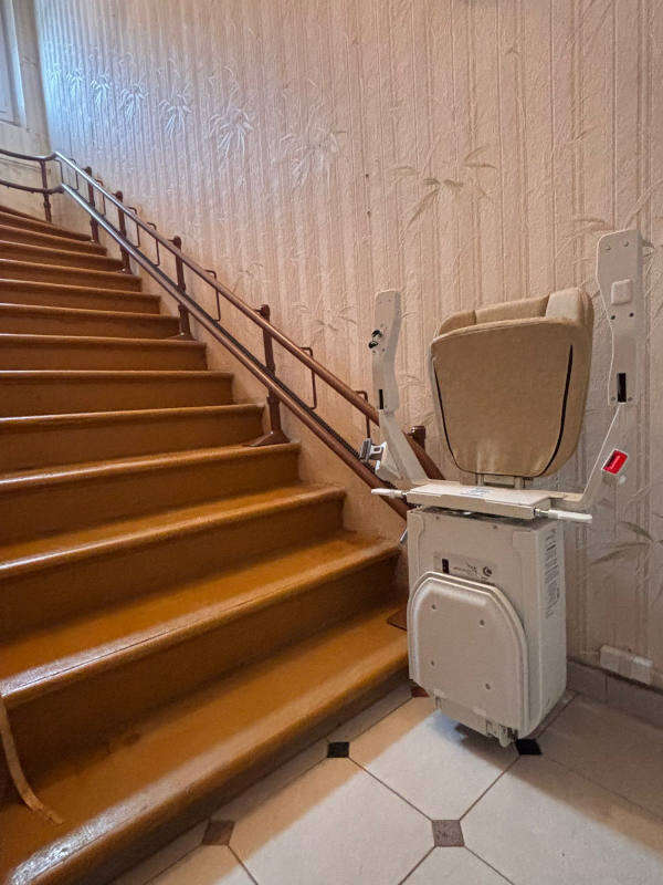 Photo de la référence Monte-escalier tournant à Romans-sur-Isère à ROMANS-SUR-ISERE (26100)