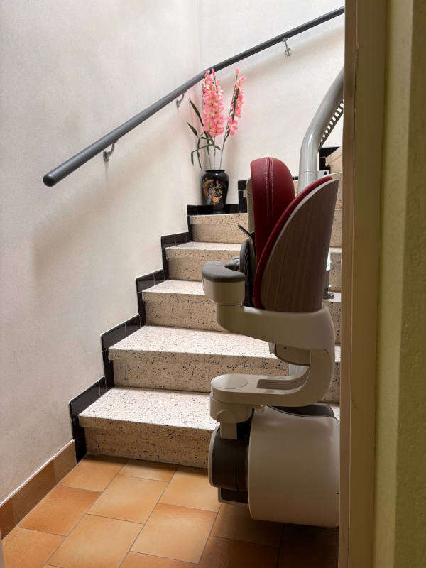 Photo de la référence Chaise monte-escalier sur mesure à BEAUVALLON (26800)