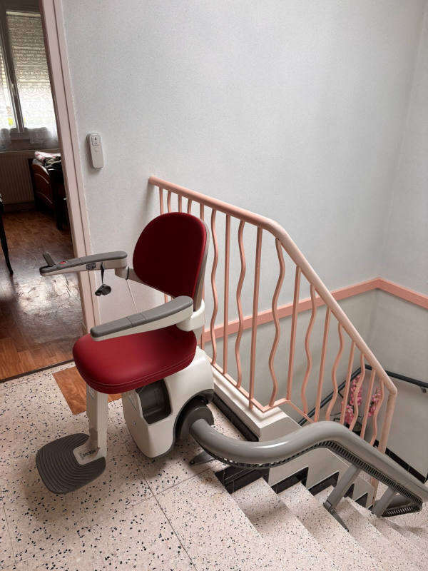 Photo de la référence Chaise monte-escalier sur mesure à BEAUVALLON (26800)