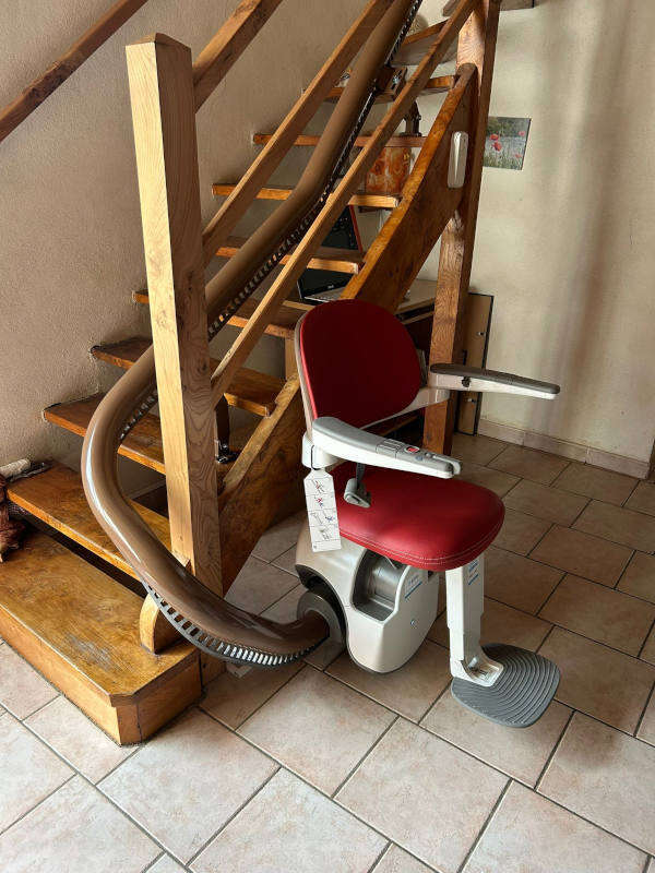 Photo de la référence Monte-personne sur escalier ajouré à ROCHEBAUDIN (26160)