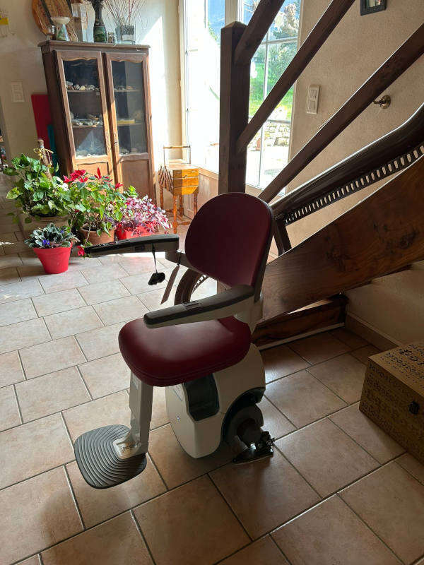 Photo de la référence Monte-personne sur escalier ajouré à ROCHEBAUDIN (26160)