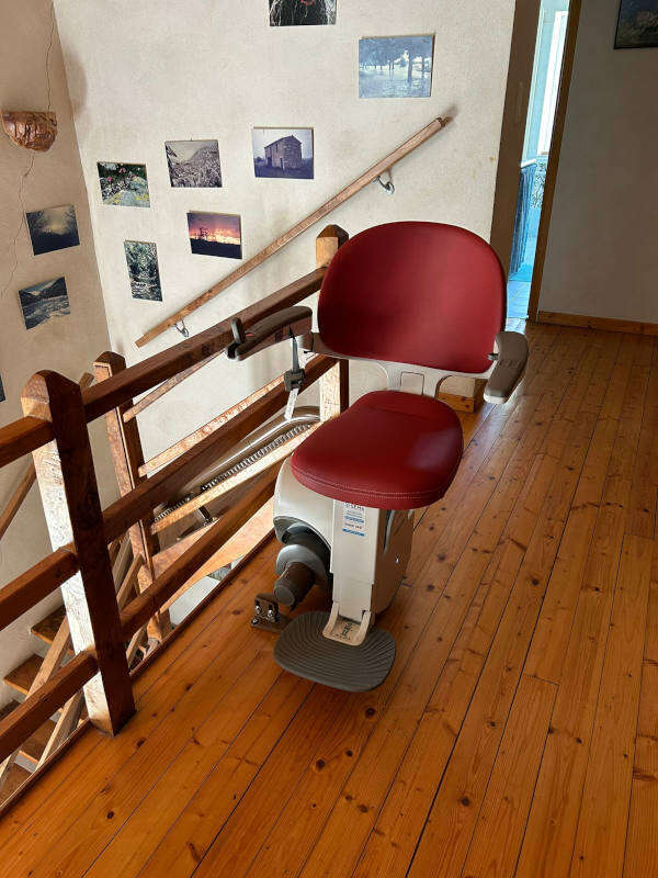 Photo de la référence Monte-personne sur escalier ajouré à ROCHEBAUDIN (26160)