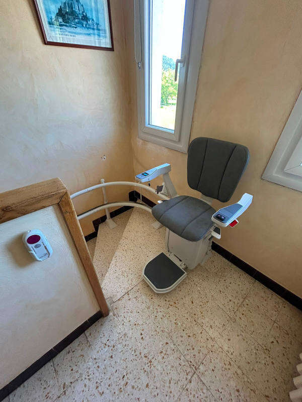 Photo de la référence Chaise montante et tournante CURVE à DIE (26150)