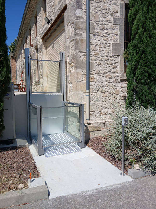 Photo de la référence La plateforme verticale UNA PORTE à BOURG-SAINT-ANDEOL (07700)