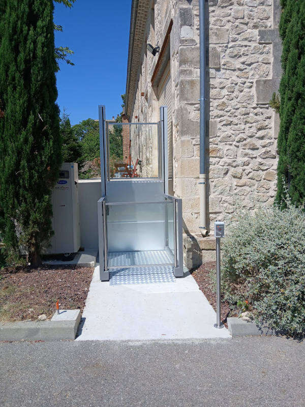 Photo de la référence La plateforme verticale UNA PORTE à BOURG-SAINT-ANDEOL (07700)