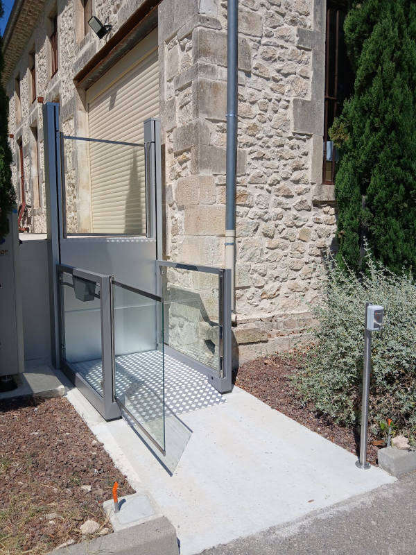 Photo de la référence La plateforme verticale UNA PORTE à BOURG-SAINT-ANDEOL (07700)
