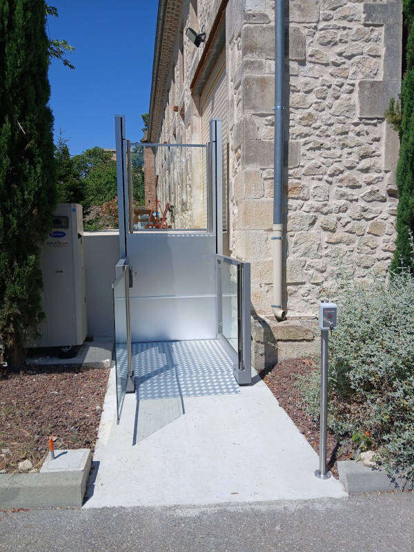 Photo de la référence La plateforme verticale UNA PORTE à BOURG-SAINT-ANDEOL (07700)