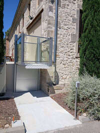 Vignette de la référence La plateforme verticale UNA PORTE