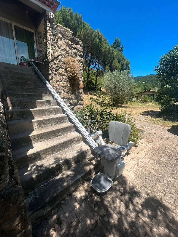 Photo de la référence Monte-escalier droit extérieur à SAINT FORTUNAT SUR EYRIEUX (07360)