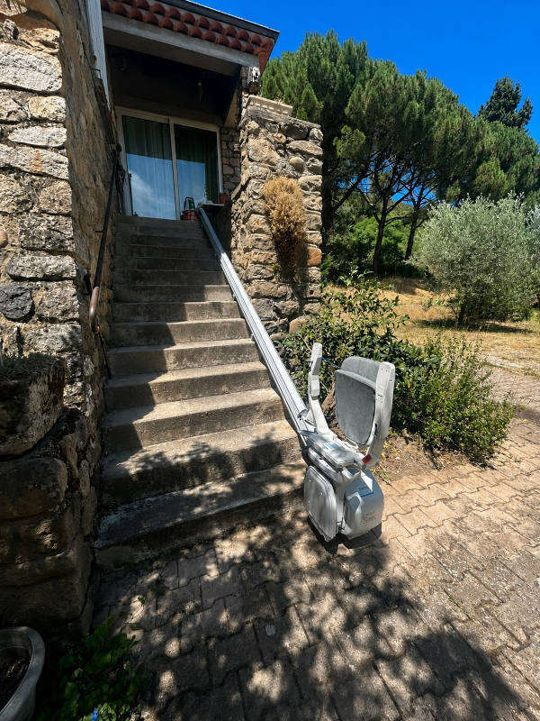Photo de la référence Monte-escalier droit extérieur à SAINT FORTUNAT SUR EYRIEUX (07360)