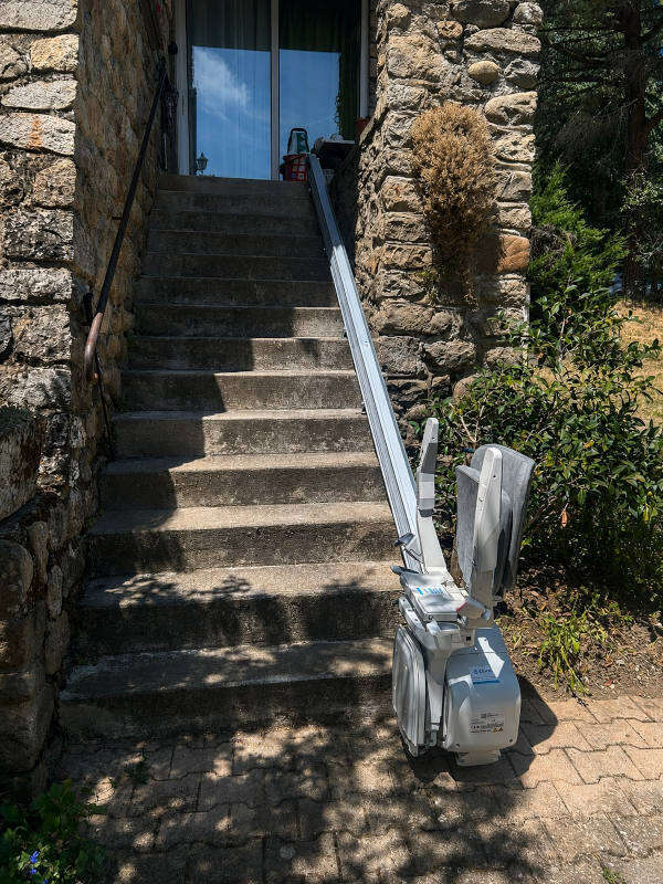 Photo de la référence Monte-escalier droit extérieur à SAINT FORTUNAT SUR EYRIEUX (07360)