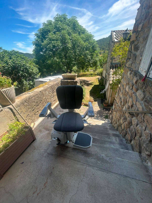 Photo de la référence Monte-escalier droit extérieur à SAINT FORTUNAT SUR EYRIEUX (07360)