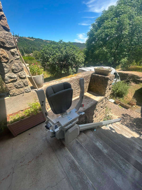Photo de la référence Monte-escalier droit extérieur à SAINT FORTUNAT SUR EYRIEUX (07360)