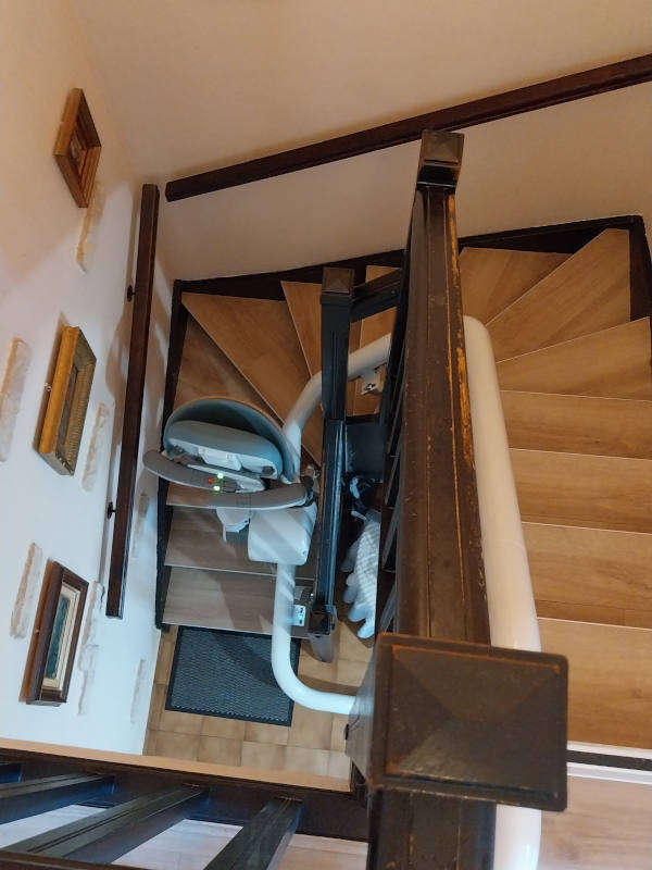 Photo de la référence Monte-escalier tournant FLOW X à VILLETTE D'ANTHON (38280)