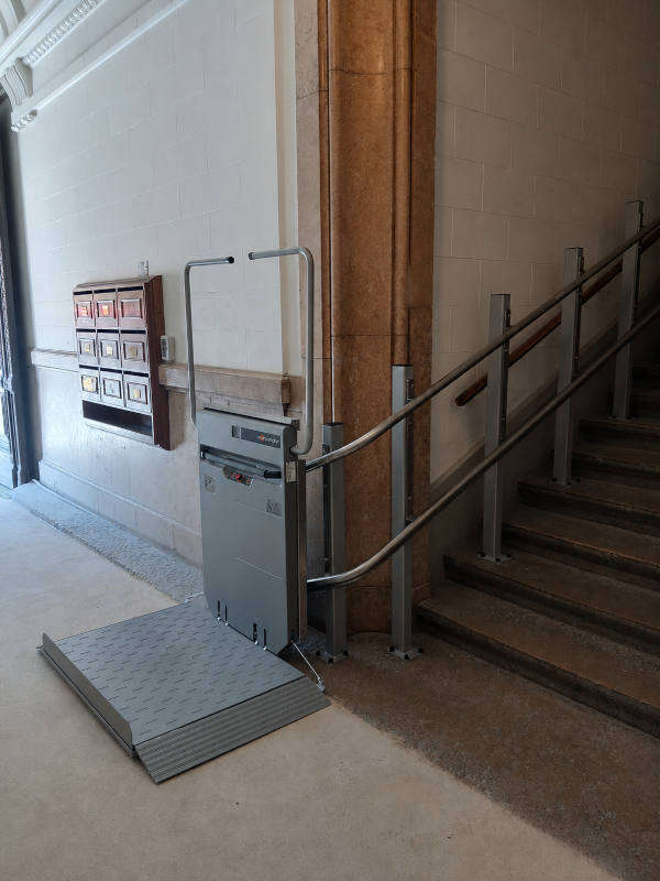 Photo de la référence Plateforme monte-escalier fauteuil roulant à MARCILLY D'AZERGUES (69380)