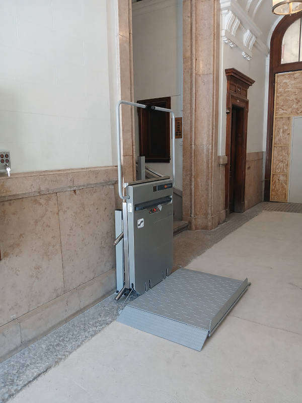 Photo de la référence Plateforme monte-escalier fauteuil roulant à MARCILLY D'AZERGUES (69380)