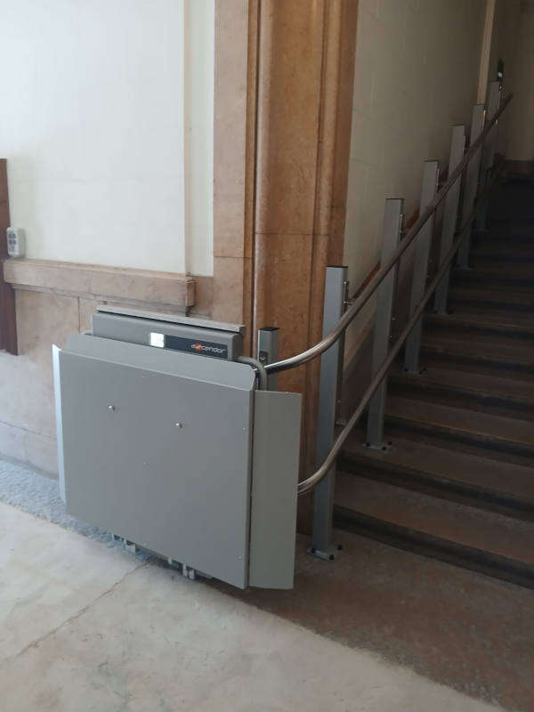 Photo de la référence Plateforme monte-escalier fauteuil roulant à MARCILLY D'AZERGUES (69380)
