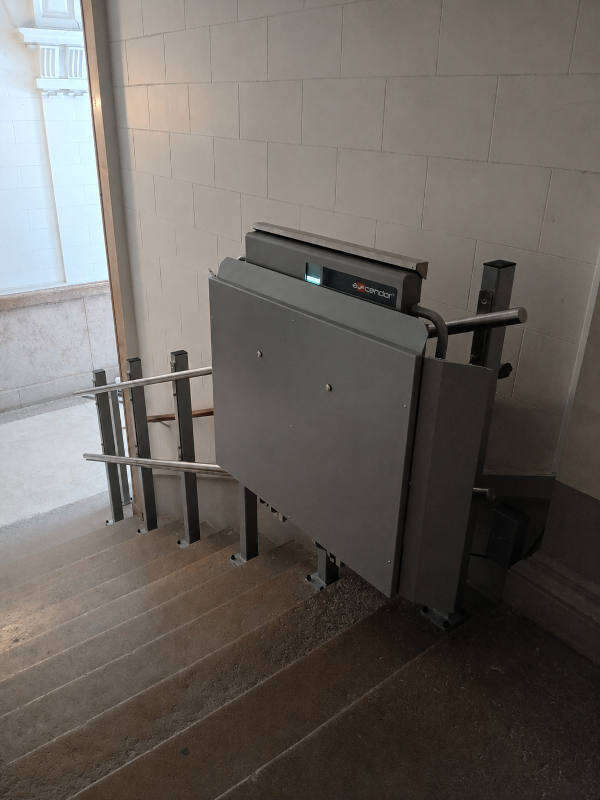 Photo de la référence Plateforme monte-escalier fauteuil roulant à MARCILLY D'AZERGUES (69380)