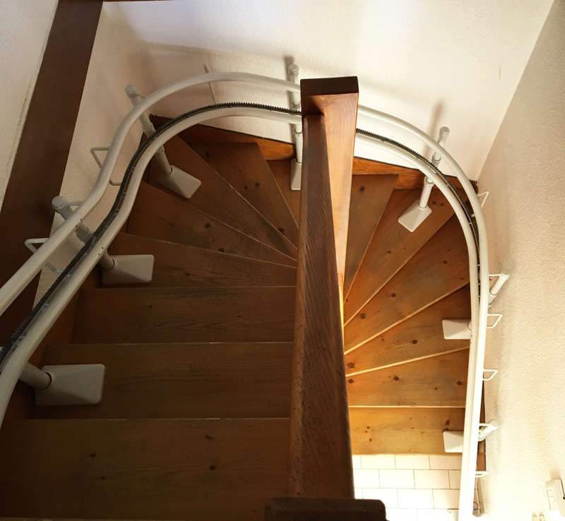 Photo de la référence Fauteuil monte-escalier Curve à ROMANS-SUR-ISERE (26100)