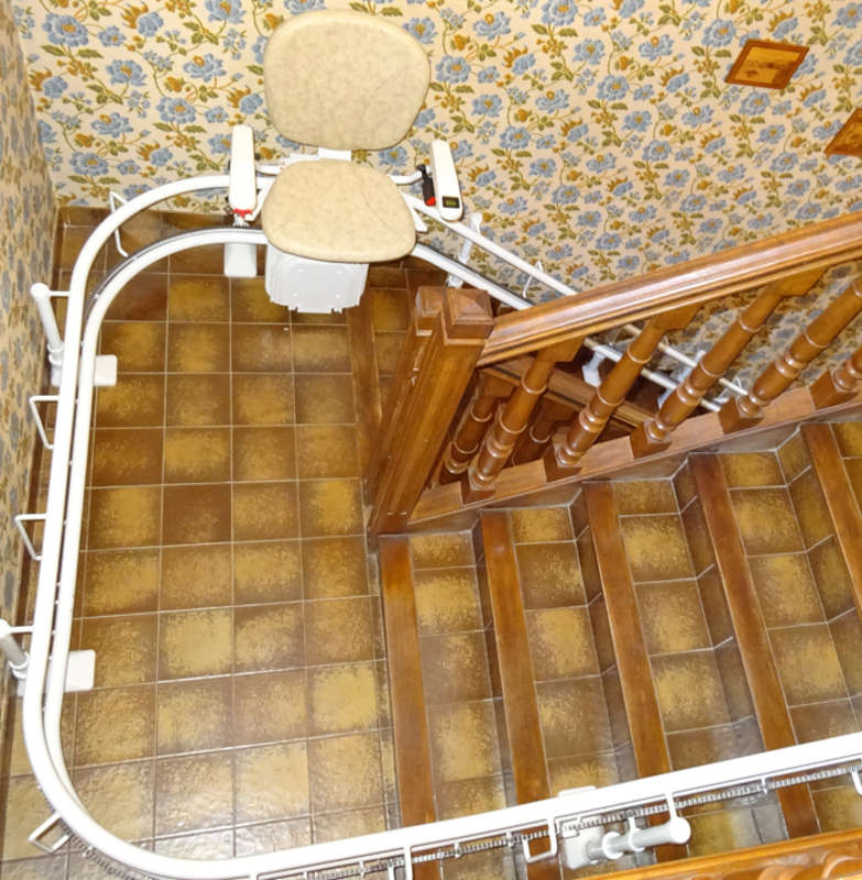 Photo de la référence Monte-escalier CURVE tournant intérieur à LE CHEYLARD (07160)